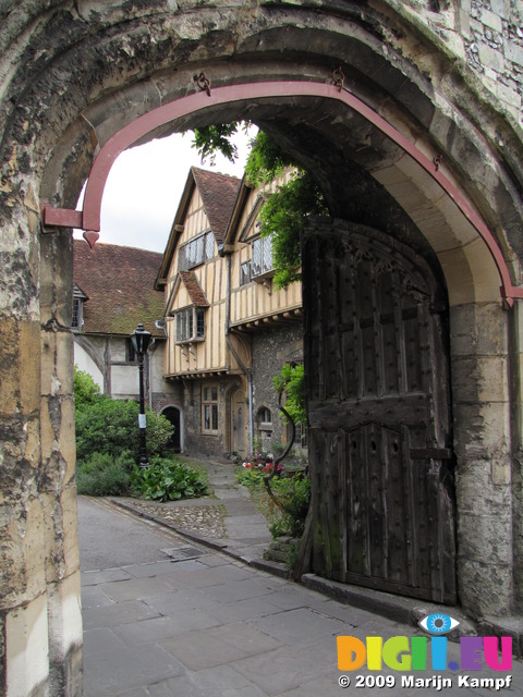 SX07724 Old house through archway